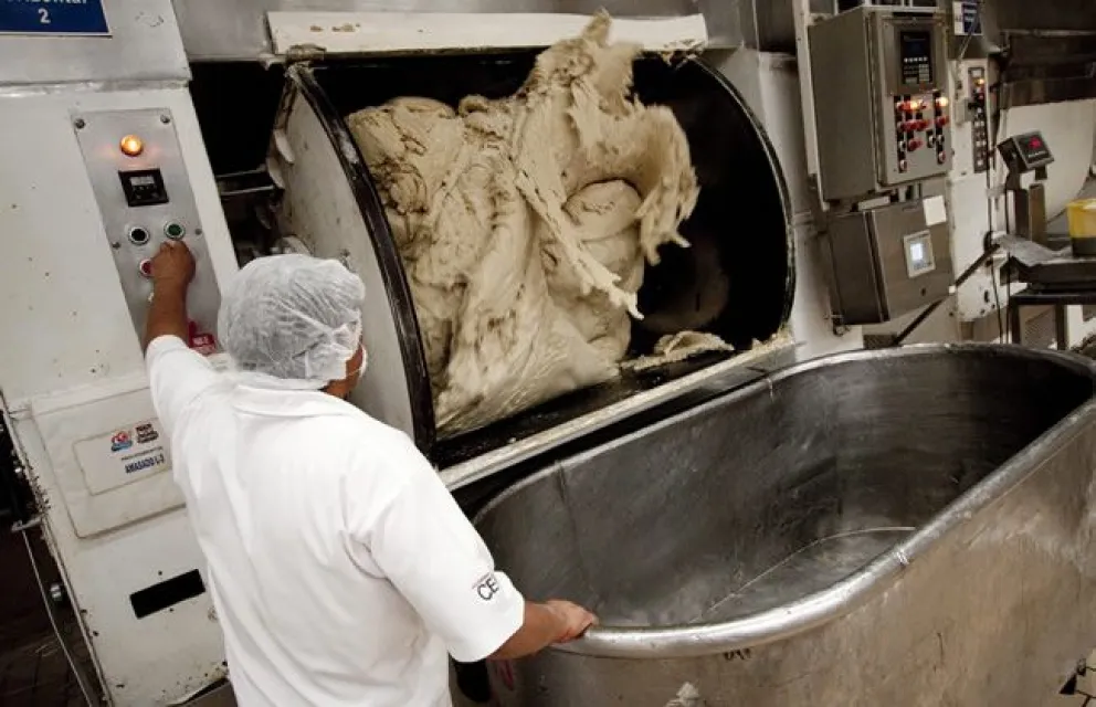Tragedia: limpiaba una máquina industrial para hacer pan, quedó atrapada y murió