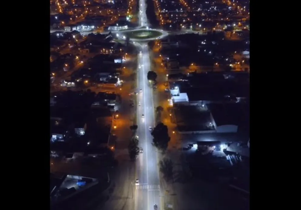 Más ancha y más iluminada: así se ve la nueva avenida Perón desde el aire