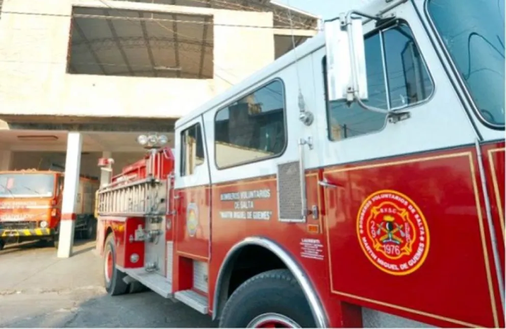 Un móvil de bomberos sufrió un fuerte accidente vial mientras se dirigía a extinguir un incendio