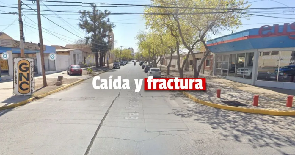 Una joven cayó de su moto y terminó fracturada e internada
