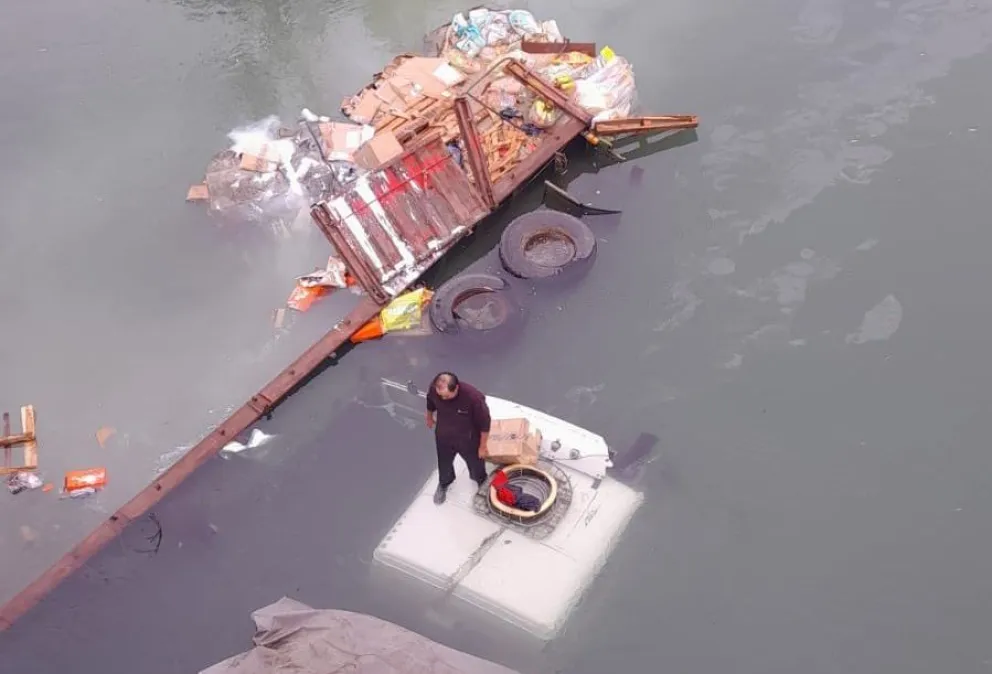 Un camión se cayó del Tercer Puente y el tránsito está cortado