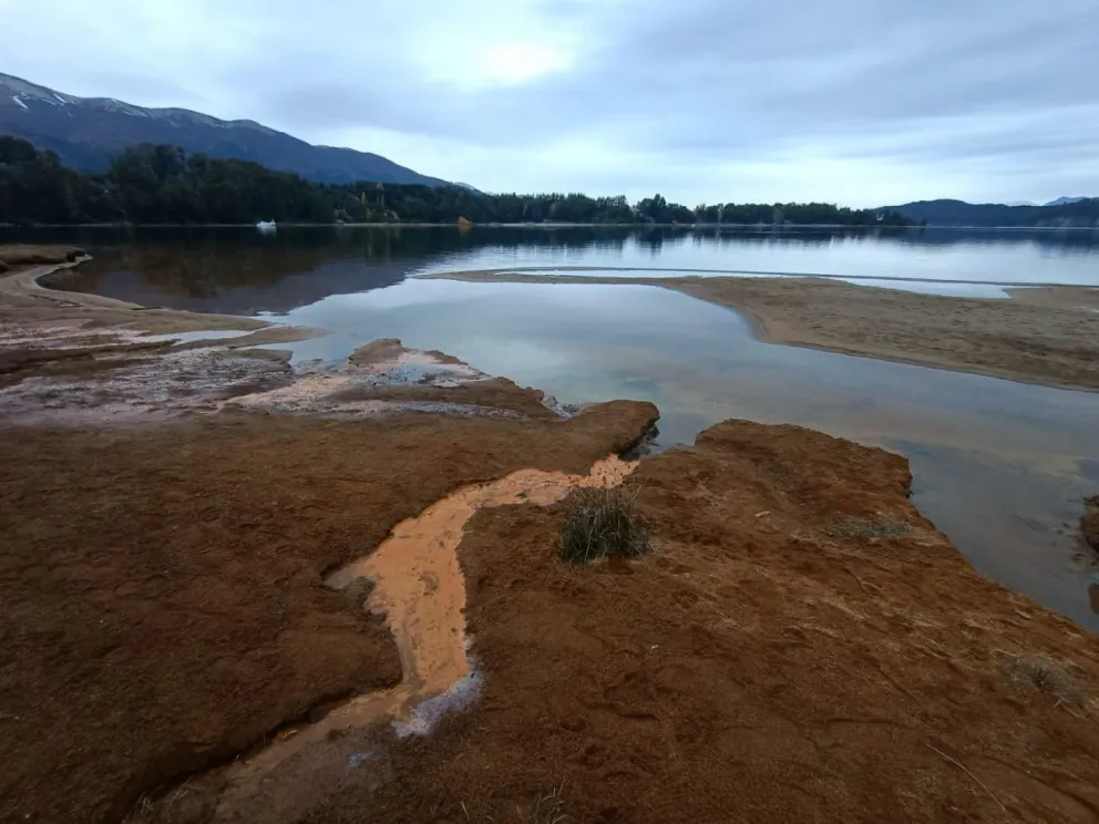 Se tapo un caño de la red cloacal y los líquidos sin tratar se descargan en el Nahuel Huapi