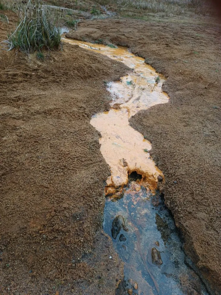 Piden que se investigue a funcionarios municipales por el vertido de líquidos cloacales sin tratar en el lago