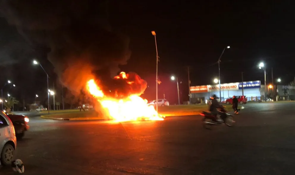 Raro: Cayeron de la moto, se prendió fuego y se escaparon