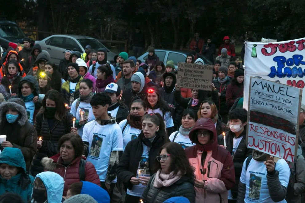 Una multitud marchó con velas hasta el Club Andino para pedir justicia por el refugiero Manuel Benítez