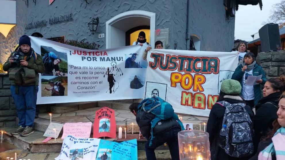Familiares amigos y barilochenses, pidieron justicia por la muerte de Manuel Benítez