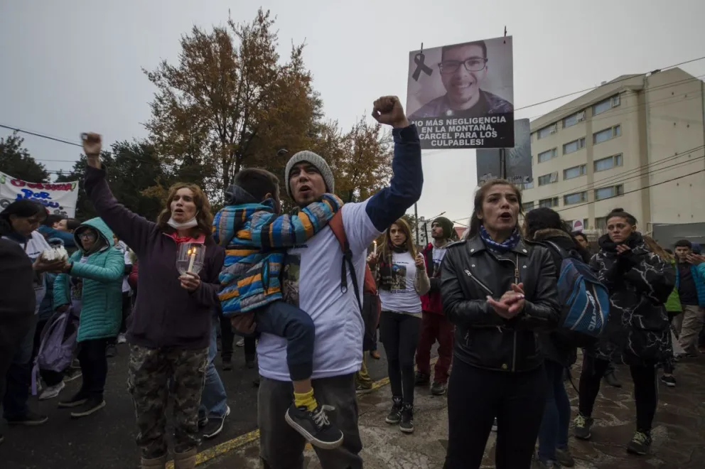 Una numerosa marcha reclamó justicia por Manuel, el refugiero que murió camino al Frey