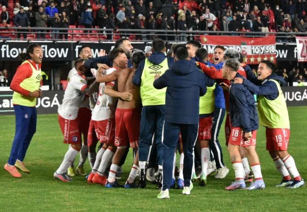 Con diez jugadores y en La Plata, Argentinos eliminó a Estudiantes por penales