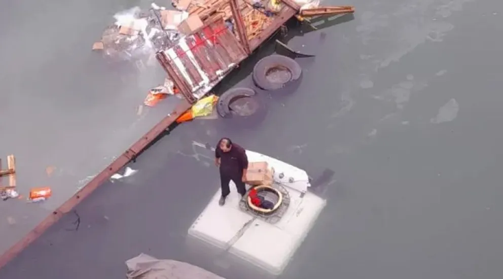 Un camión se salió de la ruta y cayó al río Neuquén