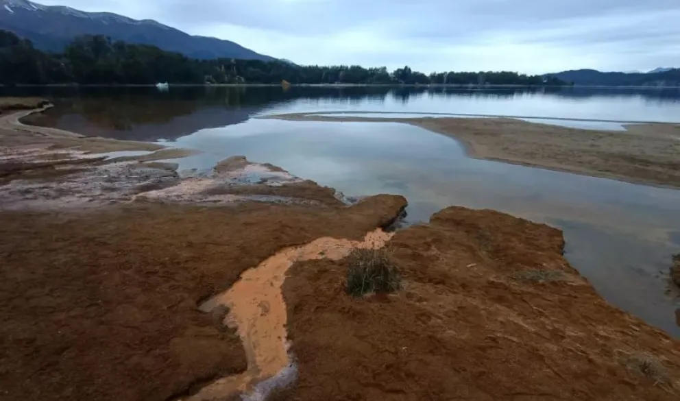 Piden que se investigue a funcionarios municipales por el vertido de líquidos cloacales sin tratar en el Nahuel Huapi