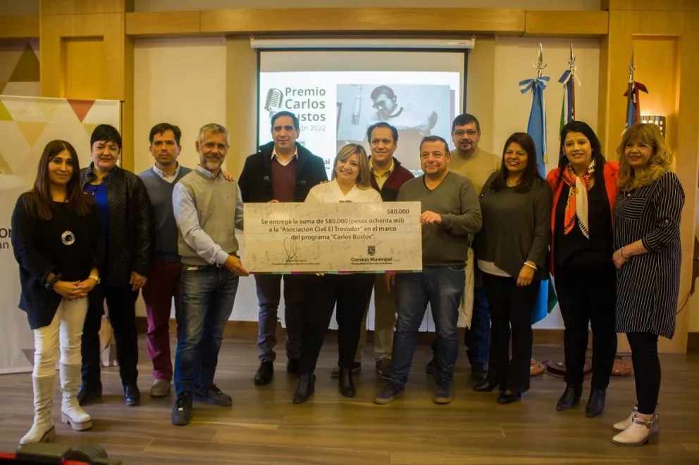 Entregaron el premio "Carlos Bustos" a la asociación El Trovador