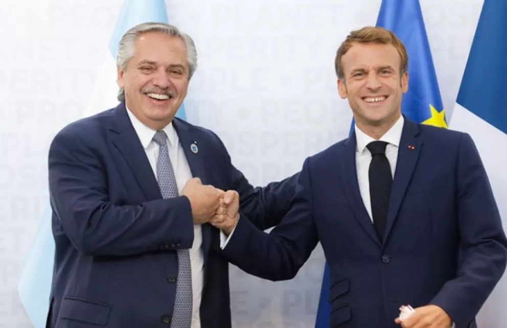 El Presidente llegó a Francia para reunirse con Macron