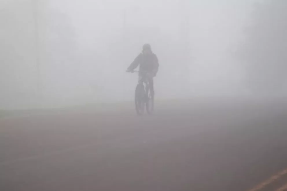 Una densa capa de neblina cubre la ciudad de Posadas