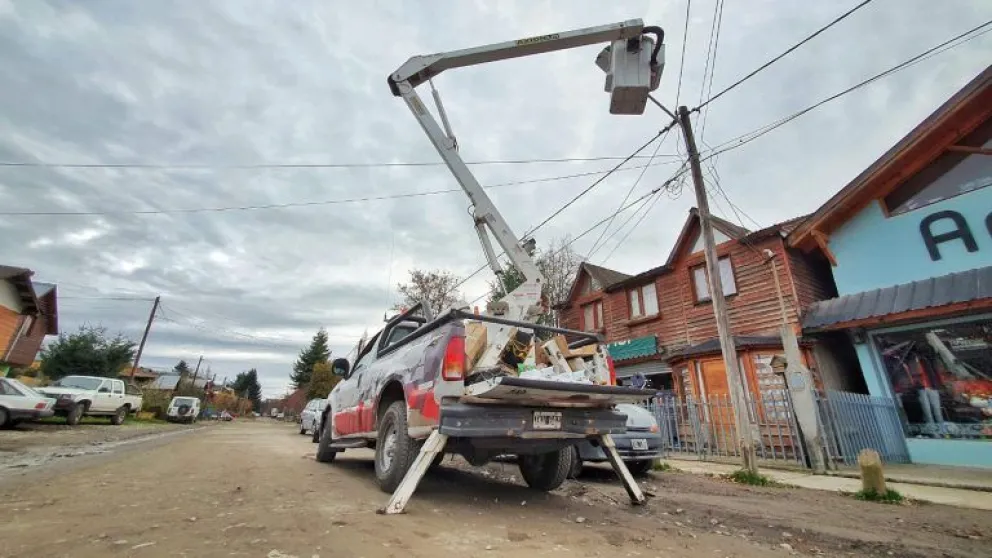 Avanza un plan de mejoramiento del servicio de alumbrado en los barrios de la localidad