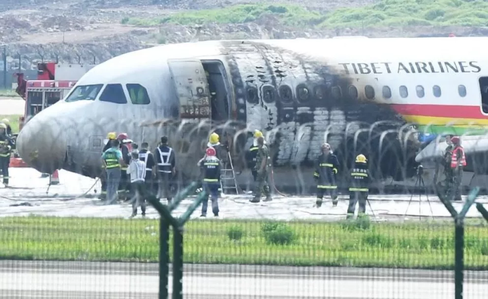 Un avión con 122 personas a bordo estalló en llamas tras salirse de la pista en un aeropuerto de China