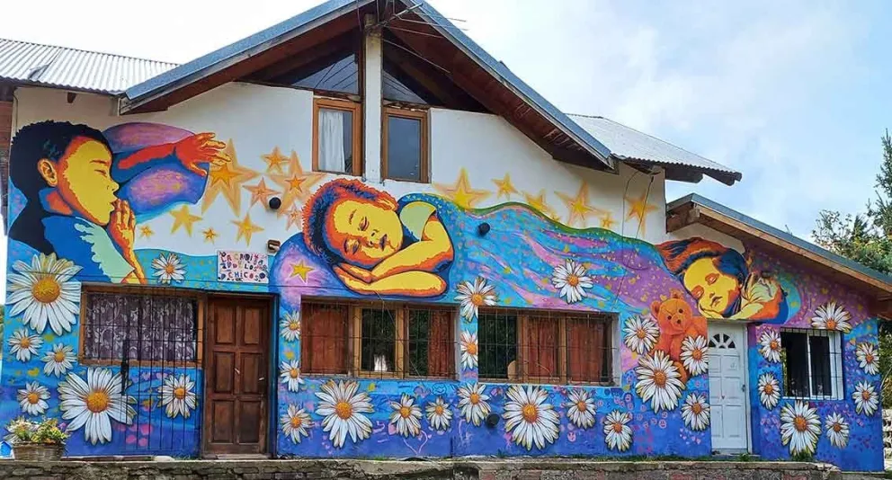 Docentes de La Llave pintaron murales en el edificio del Grupo Encuentro