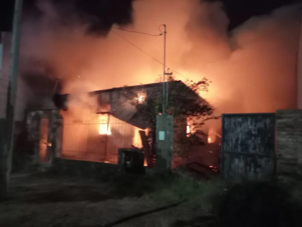 Voraz incendio y milagro: policías lograron sacar a una familia de entre las llamas 