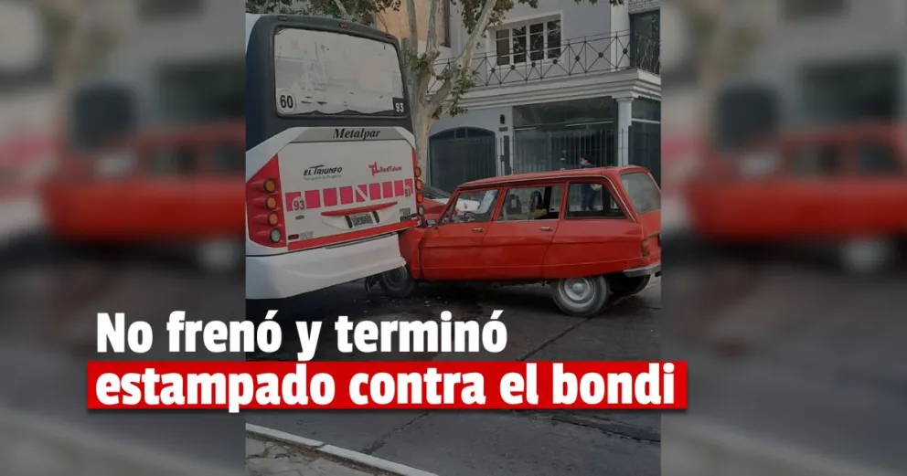 Chocó al colectivo por detrás y quedó incrustado 