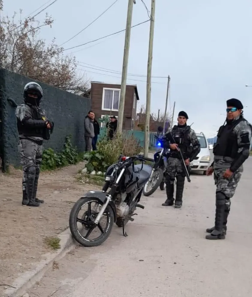 Escaparon de un control con una moto que tenía la numeración limada