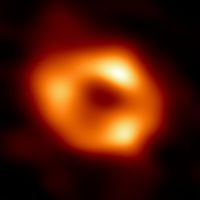 Astronómos revelan la primera imagen del agujero negro en la Vía Láctea