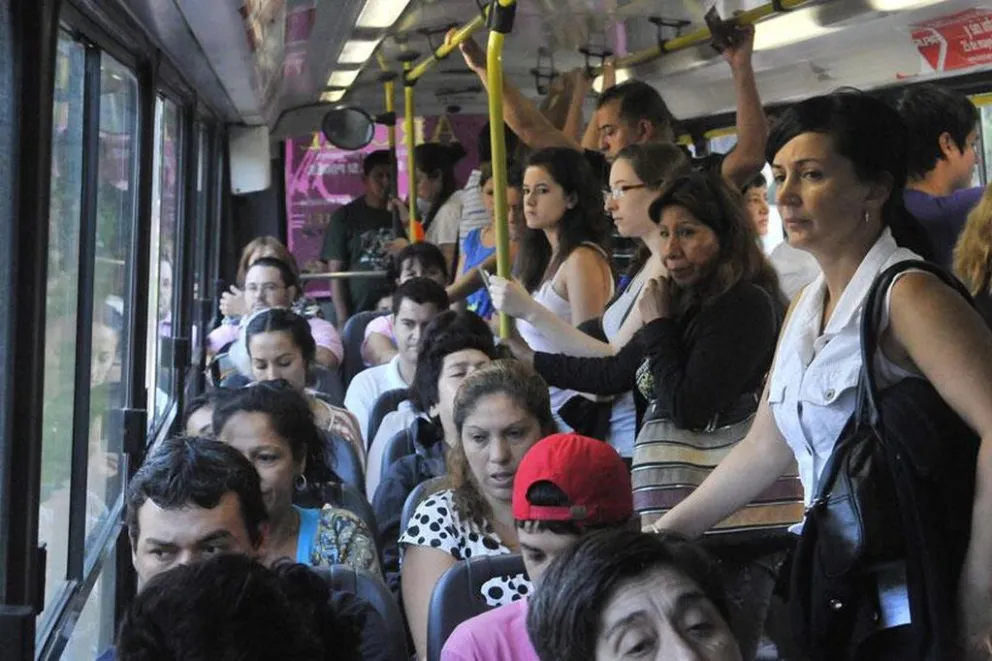 Buscan combatir el acoso sexual a bordo de los colectivos