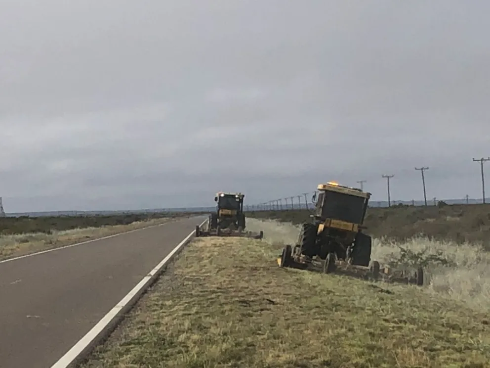 Limpian banquinas en rutas nacionales cercanas a Viedma