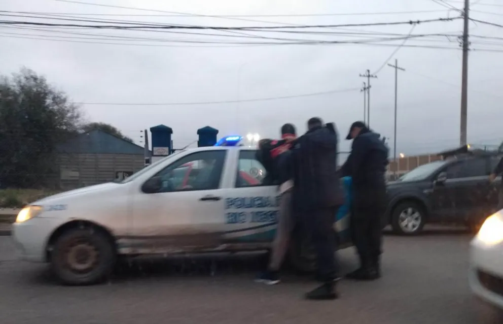 Una pelea callejera generó un caos vehicular en la calle Álvaro Barros 