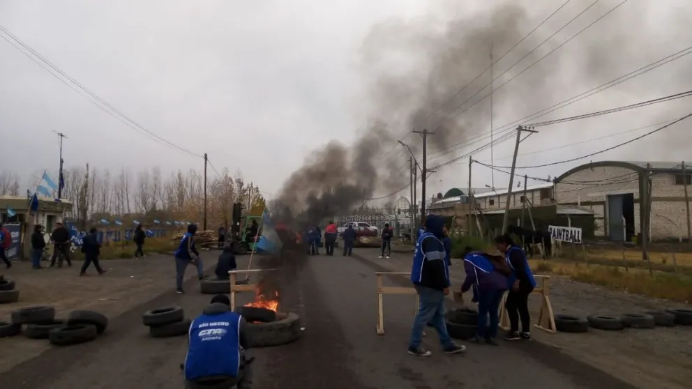  Pese a la presencia policial, trabajadores de la Cooperativa 1° de Mayo mantienen el corte en Ruta Chica