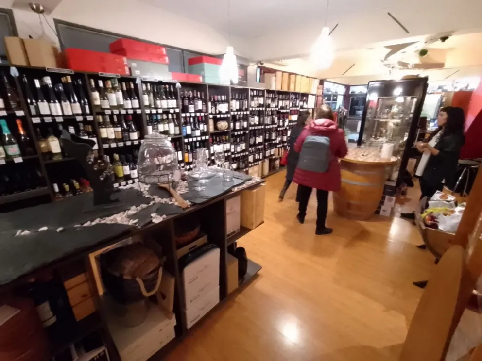 Las vinotecas de Viedma coincidieron en un día para promocionar sus productos 