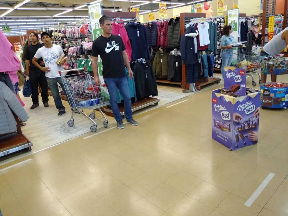 Pasan los días, y el dinero cada vez alcanza menos en las compras prioritarias