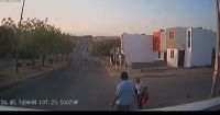 En Culiacán chofer de camión urbano ayuda a un adulto mayor a cruzar una vialidad 