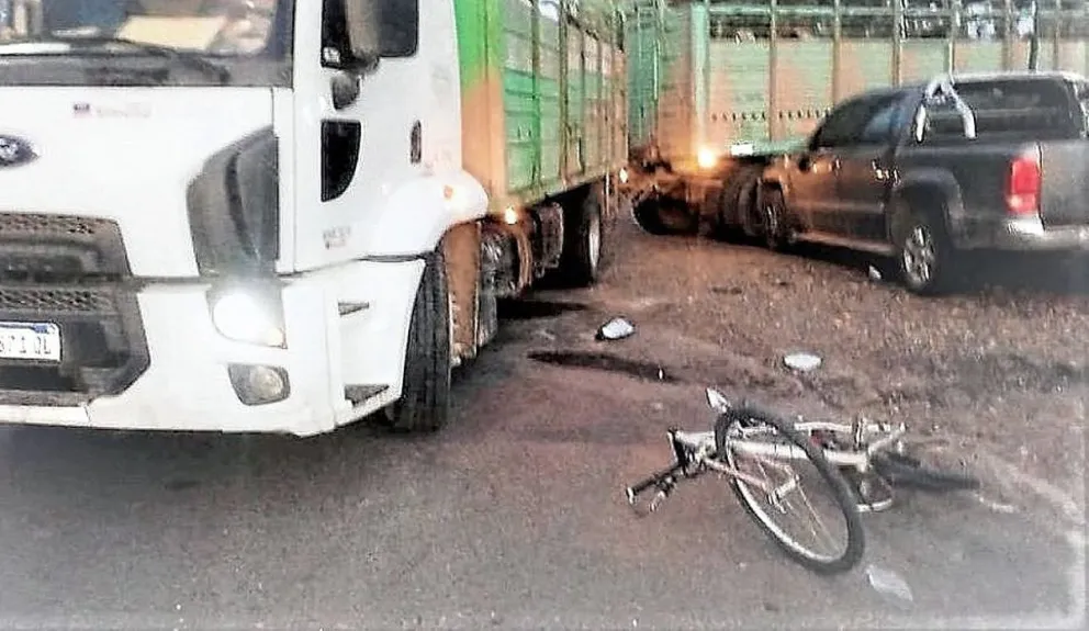 Camioneta atropella a ciclista que se detuvo ante un camión atravesado en la ruta