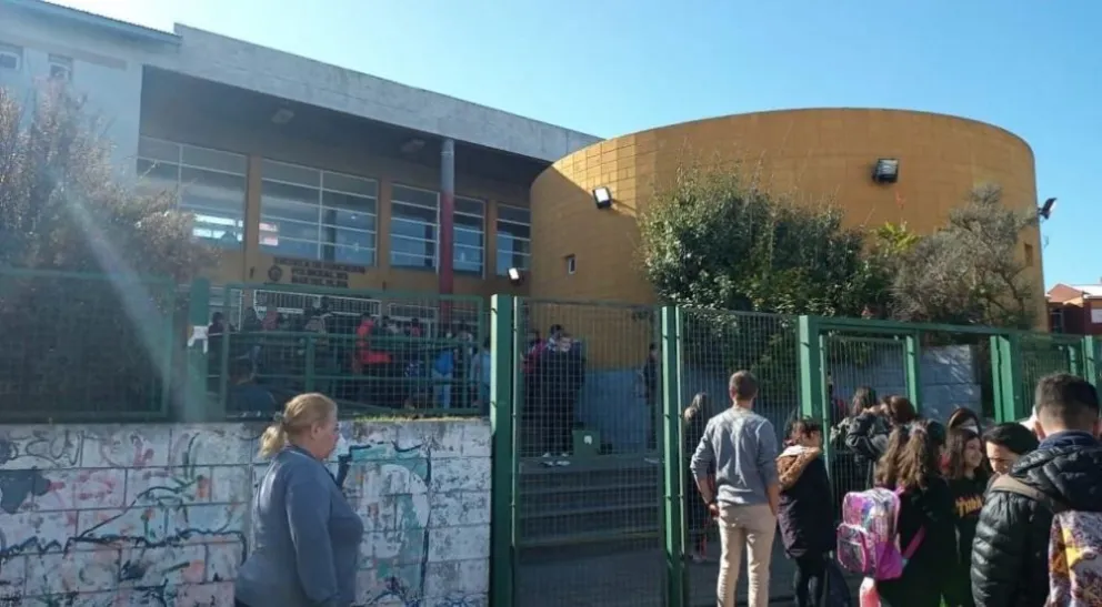 Arrojó gas pimienta en un baño de la escuela y varios estudiantes terminaron internados