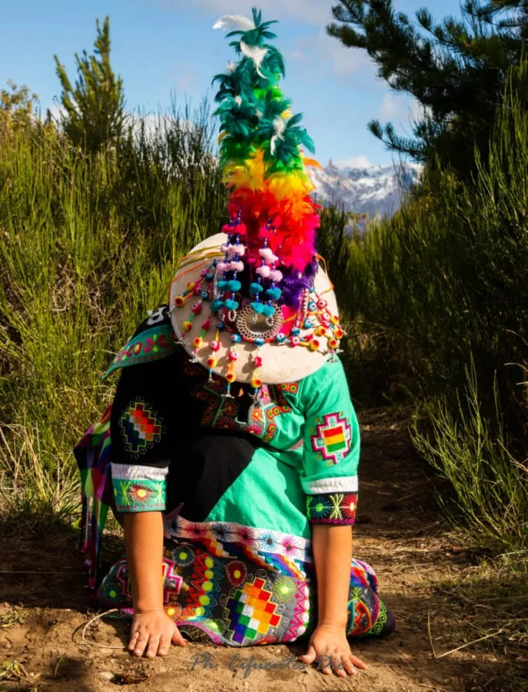 El grupo de danzas andinas Jallalla festeja la "Chakana" a puro ritmo, color y baile
