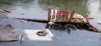 Bajarán el caudal del Río Neuquén para intentar retirar el camión que cayó al agua