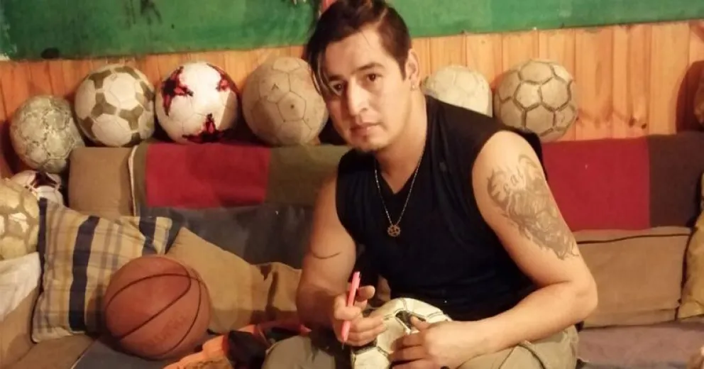 Reviviendo el viejo oficio de coser a mano pelotas de fútbol 