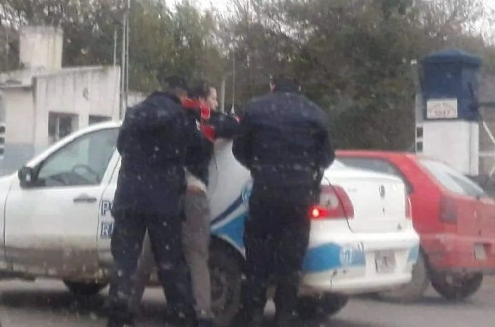 Preocupación por un paciente psiquiátrico que genera miedo en las calles de Viedma
