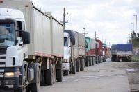 Cientos de camiones bolivianos pasan la frontera de Salta para cargar combustible 
