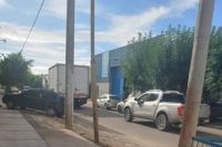 Vecinos denuncian infracciones de transito en una céntrica calle de Roca.