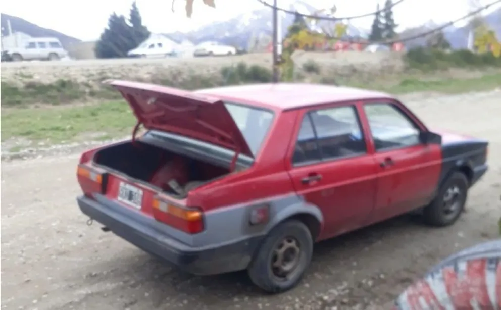 Dejó el auto con las llaves puestas y un perro adentro: en una persecución recuperaron el vehículo