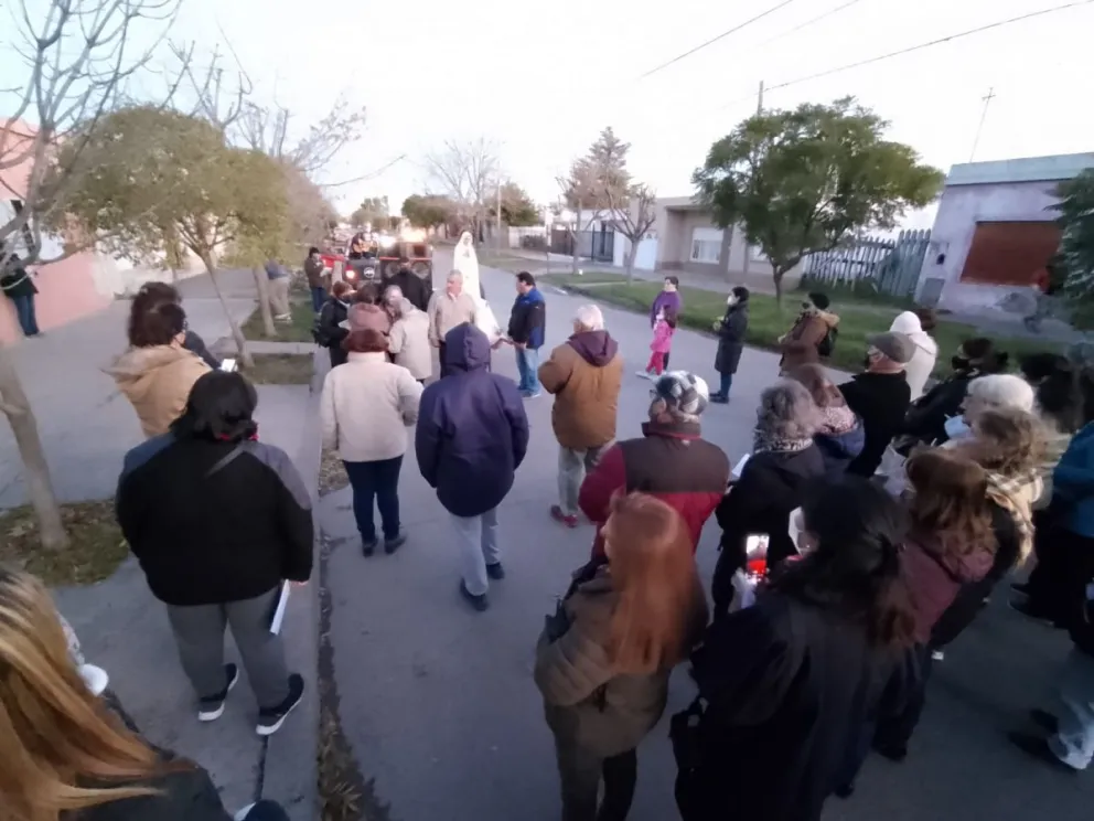 Acompañaron a la Virgen de Fátima en una nutrida procesión