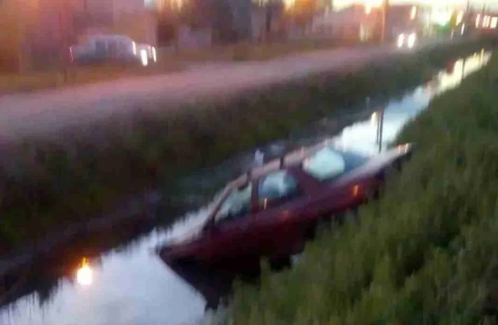 Un auto terminó dentro del canal de riego luego de un choque