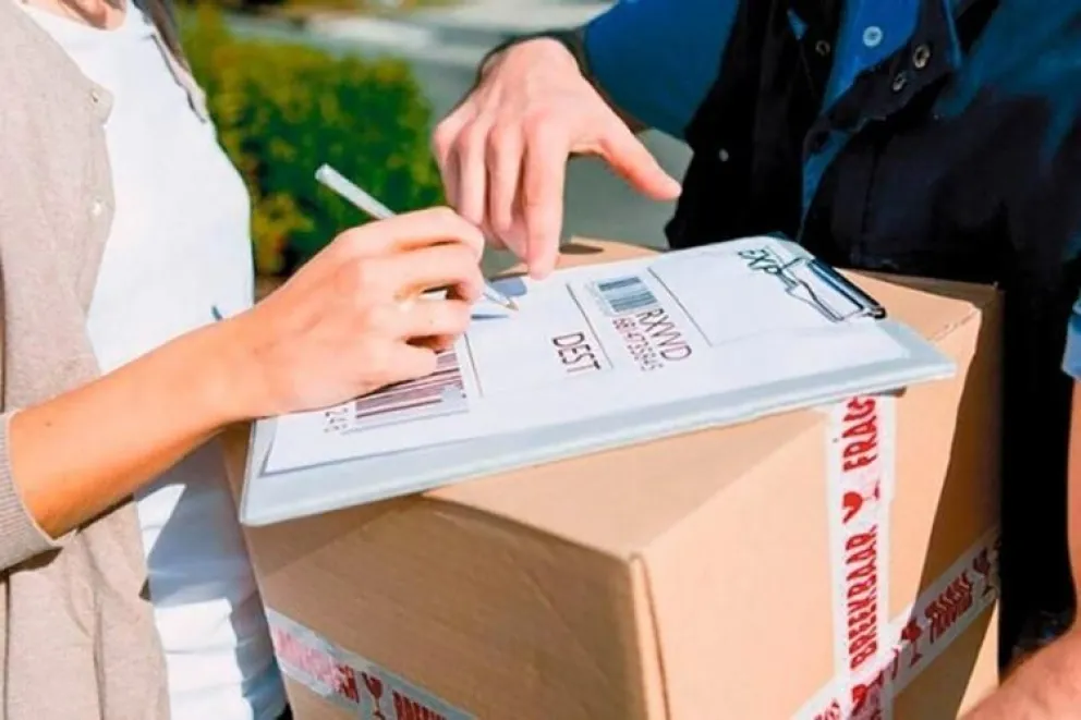 El Gobierno puso más controles a las compras en el exterior “para cuidar los dólares”
