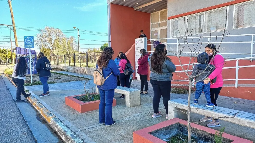 Padres del Jardín Nº 406 reclamaron por la suspensión de actividades por el vencimiento de extintores