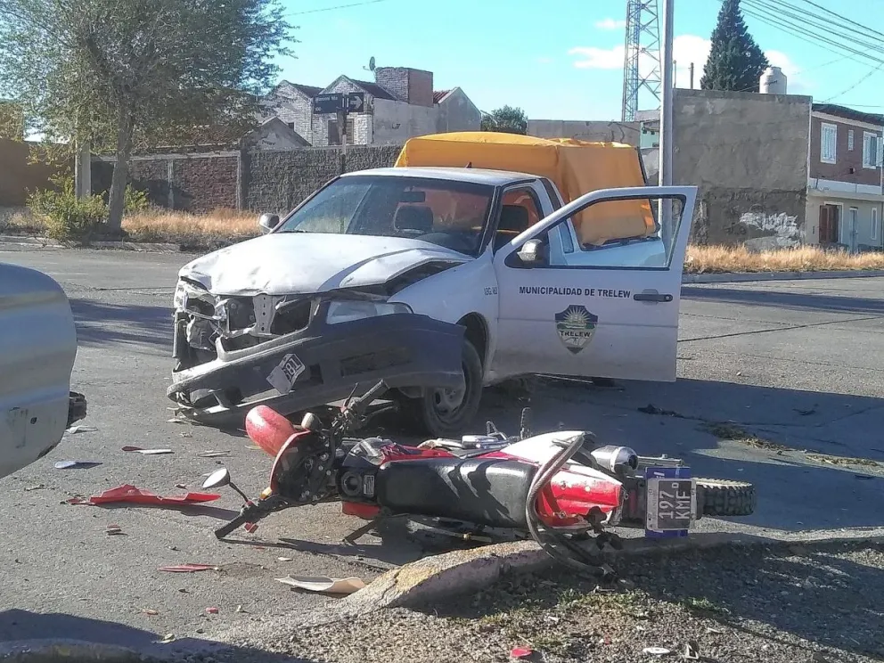 Trelew: Motociclista herido en fuerte colisión con camioneta municipal