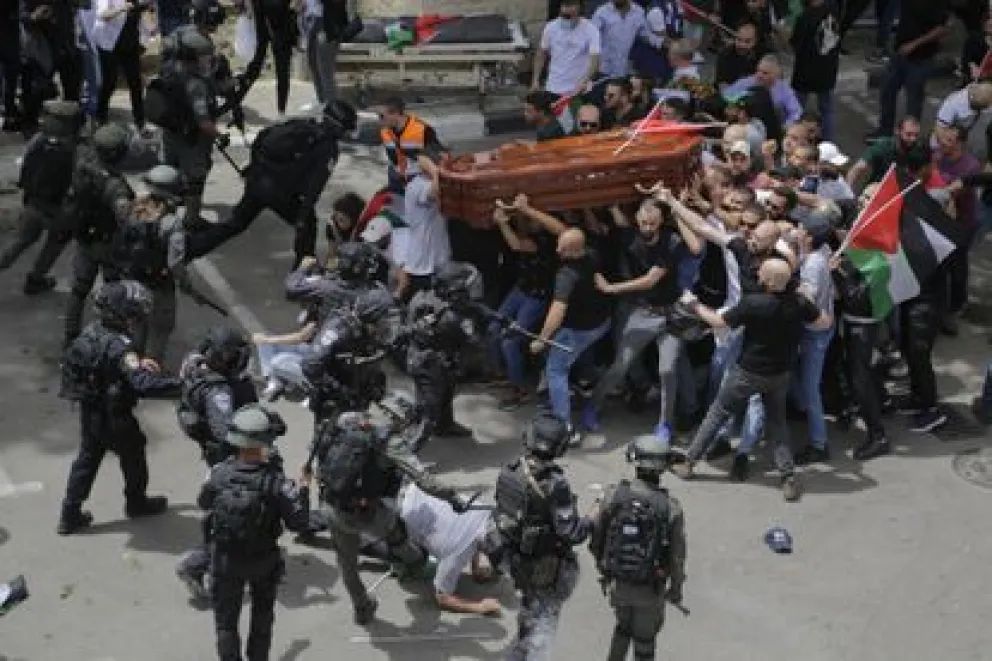 VIDEO: El dramático momento que se vivió en el funeral de una periodista palestina cuando la policía israelí llegó a reprimir