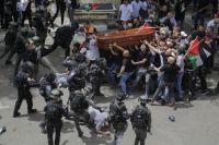 VIDEO: El dramático momento que se vivió en el funeral de una periodista palestina cuando la policía israelí llegó a reprimir