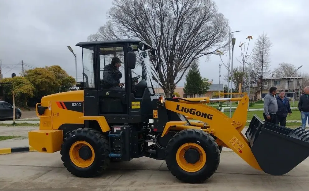 Sumaron una pala cargadora para continuar con obras municipales