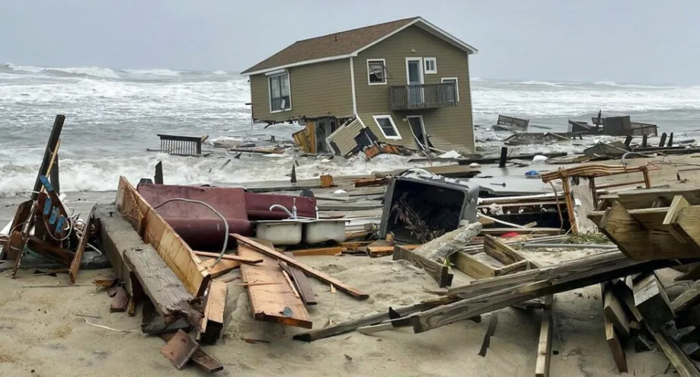 VIDEO: una casa colapsó y fue arrastrada por el mar