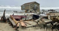 VIDEO: una casa colapsó y fue arrastrada por el mar
